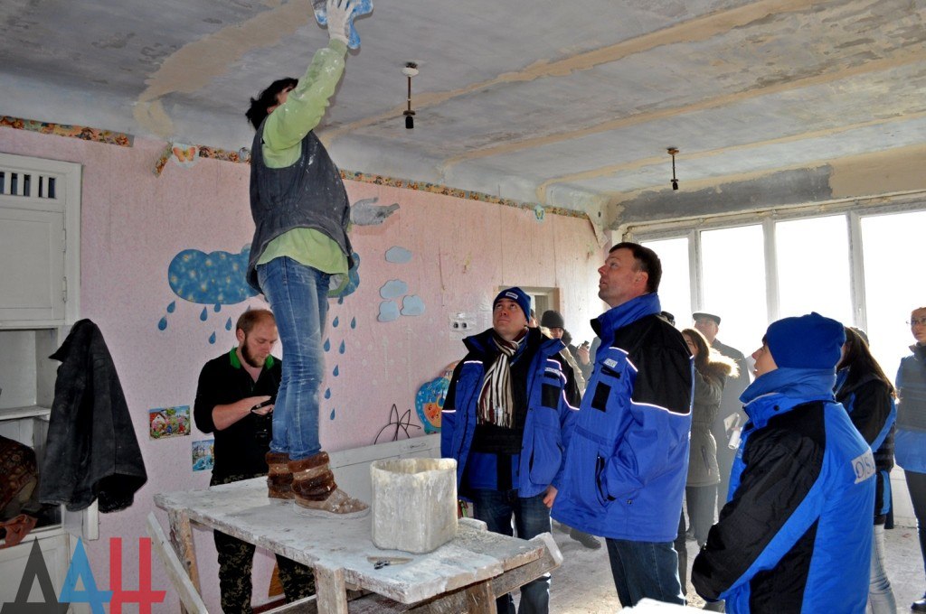 Дебальцево и Углегорск готовятся к своему первому Новому году в составе ДНР. Дебальцево и Углегорск готовятся к своему первому Новому году в составе ДНР.