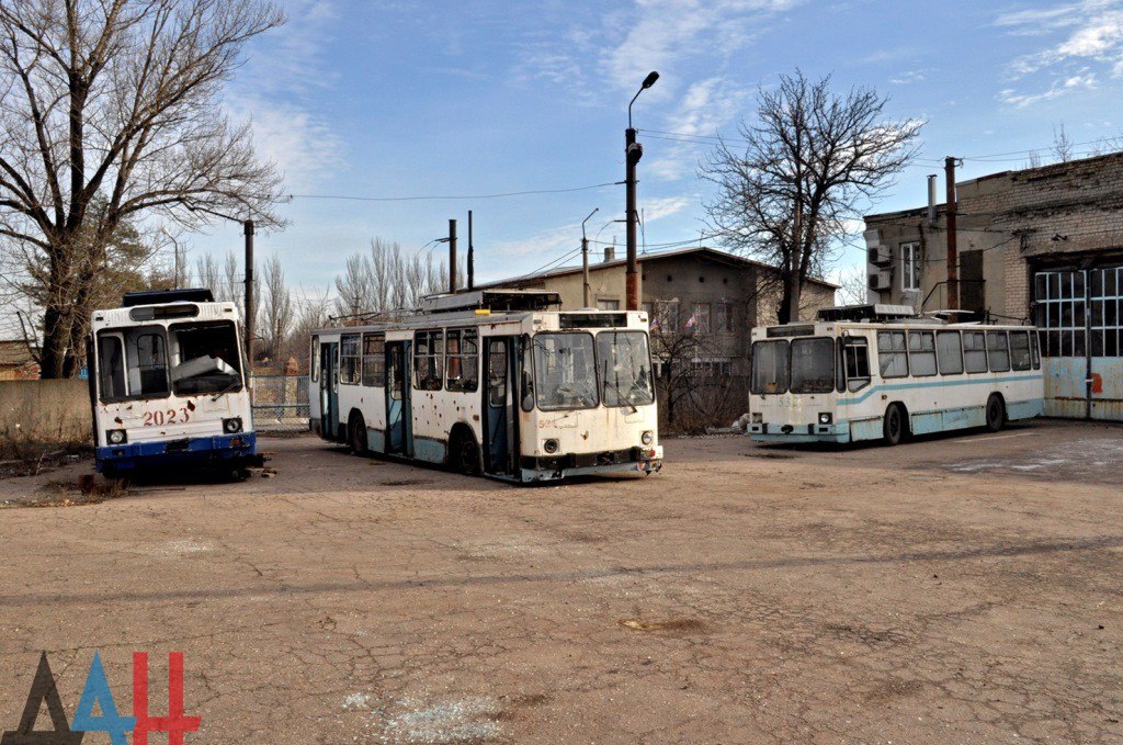 Дебальцево и Углегорск готовятся к своему первому Новому году в составе ДНР. Дебальцево и Углегорск готовятся к своему первому Новому году в составе ДНР.