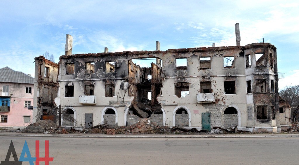 Дебальцево и Углегорск готовятся к своему первому Новому году в составе ДНР. Дебальцево и Углегорск готовятся к своему первому Новому году в составе ДНР.
