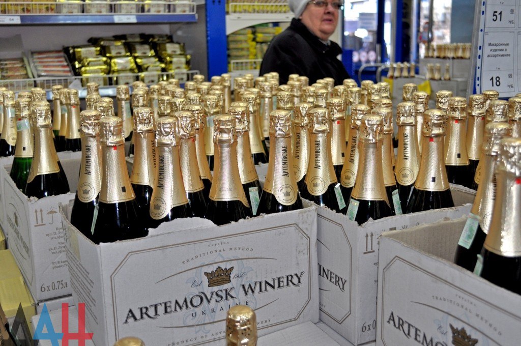 Дебальцево и Углегорск готовятся к своему первому Новому году в составе ДНР. Дебальцево и Углегорск готовятся к своему первому Новому году в составе ДНР.