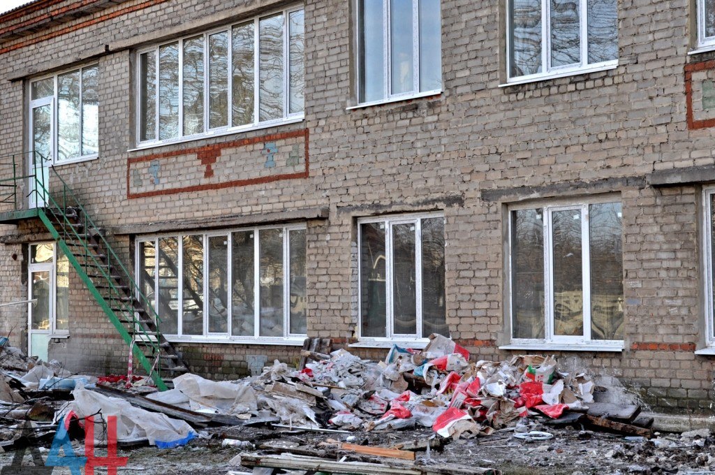 Дебальцево и Углегорск готовятся к своему первому Новому году в составе ДНР. Дебальцево и Углегорск готовятся к своему первому Новому году в составе ДНР.