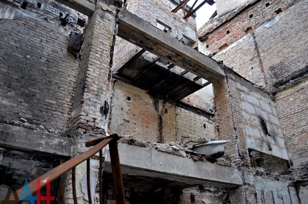 Дебальцево и Углегорск готовятся к своему первому Новому году в составе ДНР. Дебальцево и Углегорск готовятся к своему первому Новому году в составе ДНР.