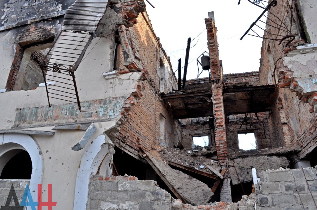 Дебальцево и Углегорск готовятся к своему первому Новому году в составе ДНР. Дебальцево и Углегорск готовятся к своему первому Новому году в составе ДНР.