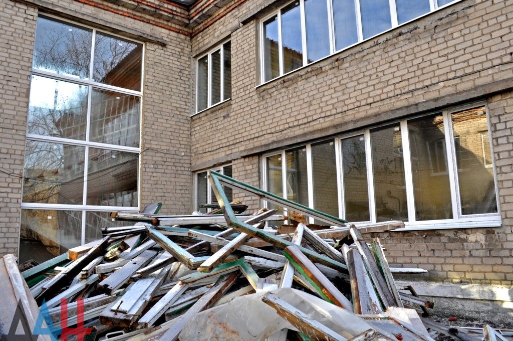 Дебальцево и Углегорск готовятся к своему первому Новому году в составе ДНР. Дебальцево и Углегорск готовятся к своему первому Новому году в составе ДНР.