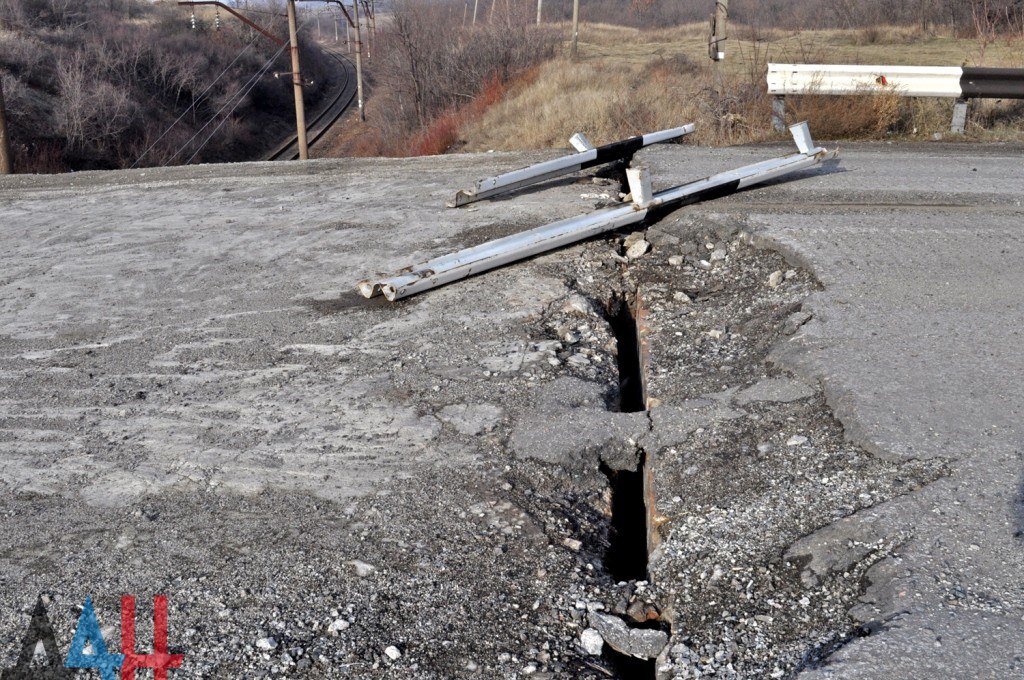 Дебальцево и Углегорск готовятся к своему первому Новому году в составе ДНР. Дебальцево и Углегорск готовятся к своему первому Новому году в составе ДНР.