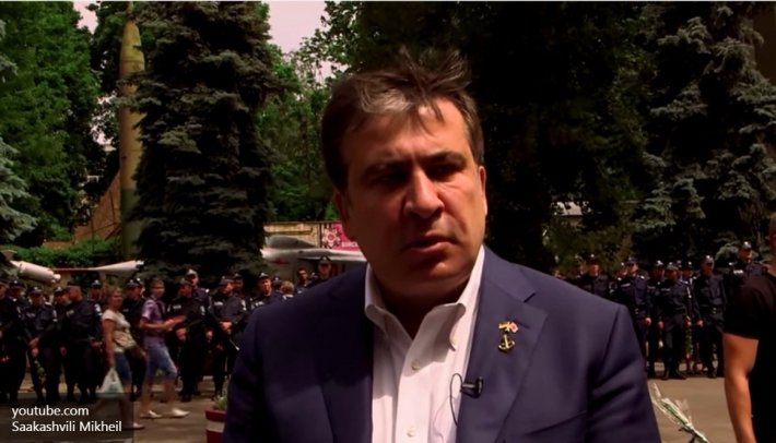 Саакашвили увидел в плевках в украинские души правильный путь Саакашвили увидел в плевках в украинские души правильный путь