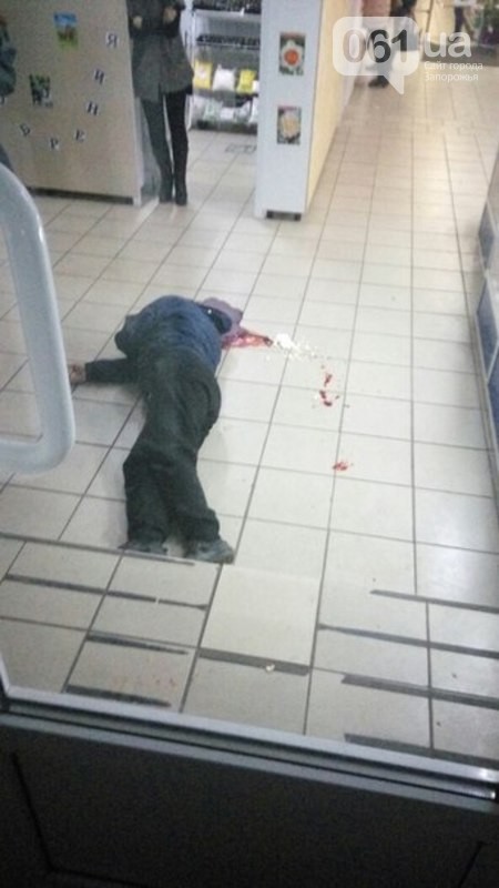 Возле запорожского супермаркета из огнестрела расстреляли молодого мужчину, - ФОТО 18+ Возле запорожского супермаркета из огнестрела расстреляли молодого мужчину, - ФОТО 18+