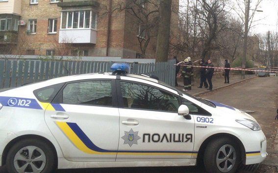 В результате взрыва у жилого дома в Киеве погиб мужчина В результате взрыва у жилого дома в Киеве погиб мужчина