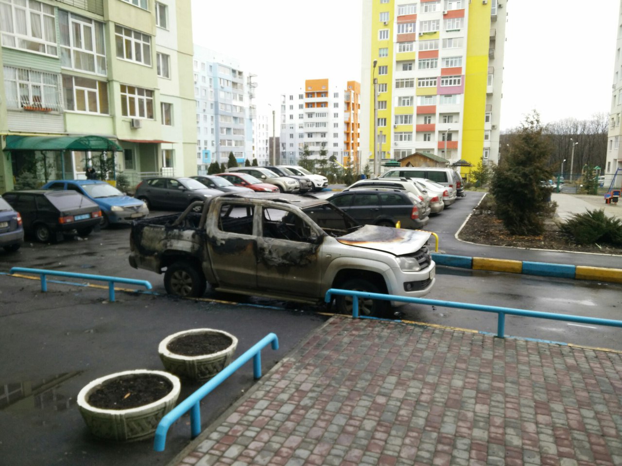 Любителю подставляться и поучить других ПДД в Харькове сожгли машину Любителю подставляться и поучить других ПДД в Харькове сожгли машину