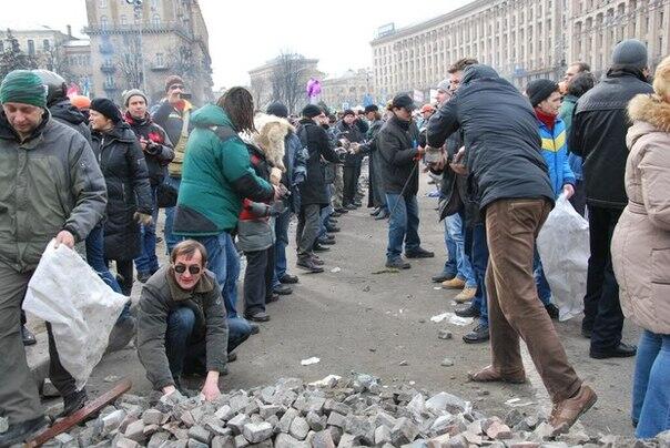 Помню, было фото, как пенсионеры цепью передавали брусчатку на Майдане - боевикам на баррикады
