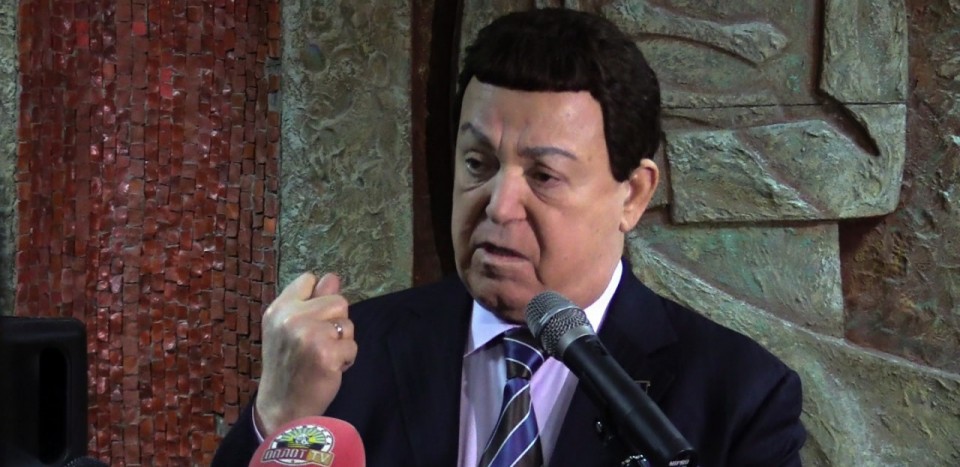 Кобзон показал фигу Порошенко, комментируя его слова о будущем детей ДНР в подвалах Кобзон показал фигу Порошенко, комментируя его слова о будущем детей ДНР в подвалах