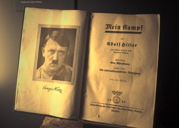 Книга Майн Кампф на школьных партах