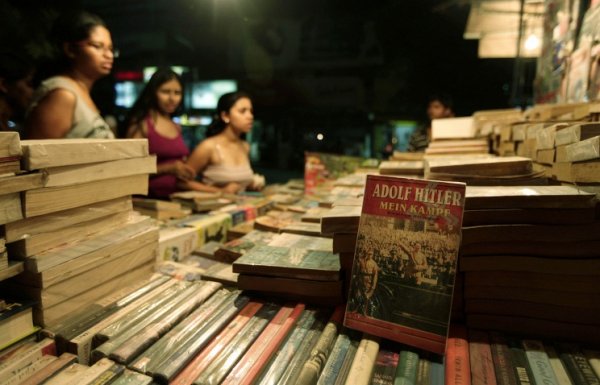 Книга Майн Кампф на школьных партах