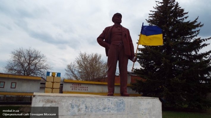 Украинские националисты начали год с «перемоги» над Лениным Украинские националисты начали год с «перемоги» над Лениным