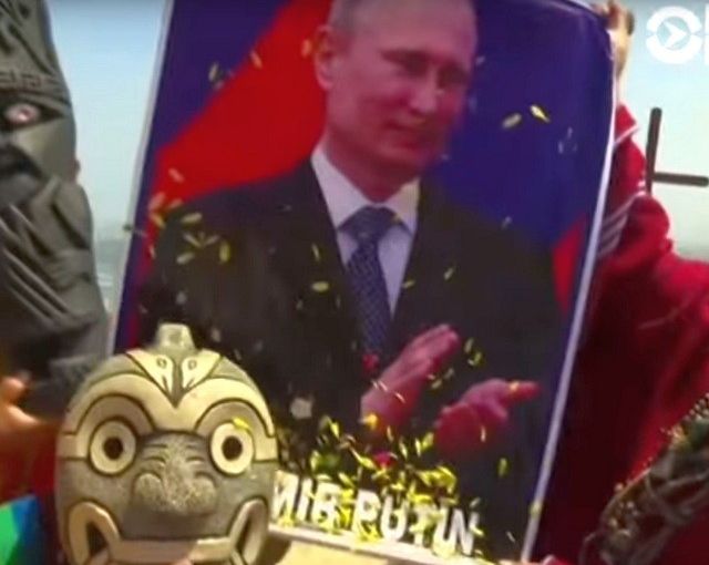 Перуанские шаманы пытаются заглянуть в 2016 год с помощью портрета Путина Перуанские шаманы пытаются заглянуть в 2016 год с помощью портрета Путина
