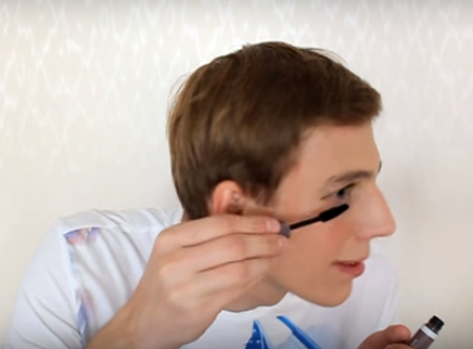 Бандеровец, осквернивший памятник Ленину в Донецке, оказался жалким педиком Бандеровец, осквернивший памятник Ленину в Донецке, оказался жалким педиком