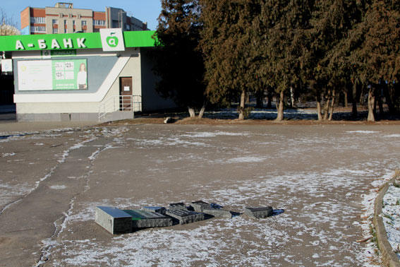 В Ровно неизвестные разбили мемориальную доску Степана Бандеры В Ровно неизвестные разбили мемориальную доску Степана Бандеры