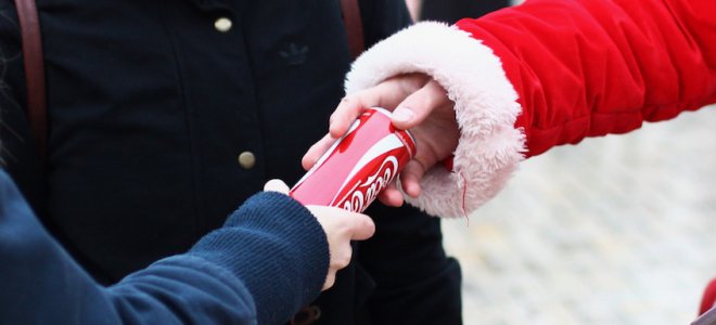 Киевляне дружно послали Тягнибока, Найема и Ляшко на… и выстроились в километровую очередь за бесплатной Колой Киевляне дружно послали Тягнибока, Найема и Ляшко на… и выстроились в километровую очередь за бесплатной Колой