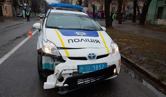 Копы-аваковцы продолжают бить машины Копы-аваковцы продолжают бить машины