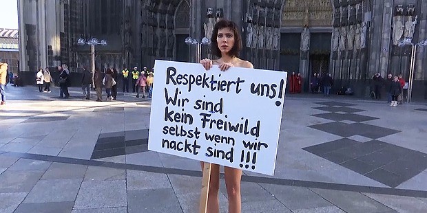 Швейцарская художница разделась в центре Кельна против насилия со стороны мигрантов