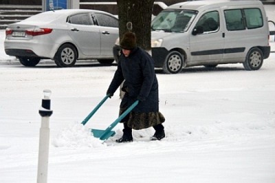 Берите лопаты, чистите снег, делайте селфи. Яценюк посоветовал, как покончить со снежной блокадой Берите лопаты, чистите снег, делайте селфи. Яценюк посоветовал, как покончить со снежной блокадой
