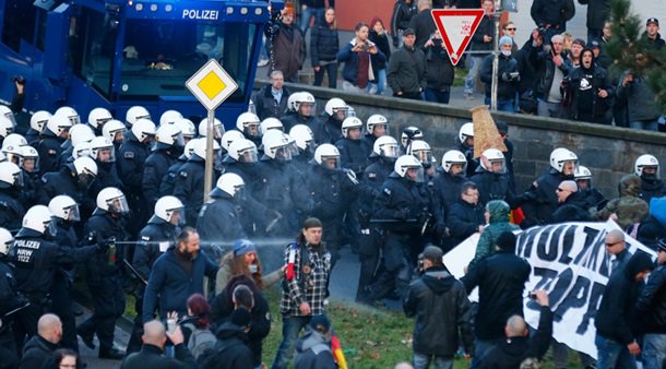 Алексей Пушков назвал «экстазом свободы» разгон участников митинга в Кёльне водяными пушками Алексей Пушков назвал «экстазом свободы» разгон участников митинга в Кёльне водяными пушками