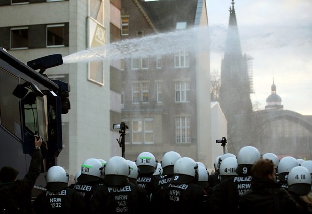 Алексей Пушков назвал «экстазом свободы» разгон участников митинга в Кёльне водяными пушками Алексей Пушков назвал «экстазом свободы» разгон участников митинга в Кёльне водяными пушками