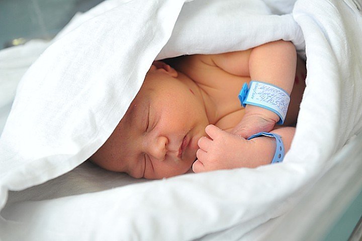 Фельдшер приняла роды во время снежной бури на трассе Оренбург-Орск и грела новорожденного собственным телом 