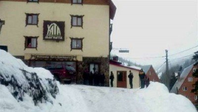 В СМИ просочились пикантные подробности: правосеков на закарпатской турбазе метелили с криками «Бей бандер!» В СМИ просочились пикантные подробности: правосеков на закарпатской турбазе метелили с криками «Бей бандер!»