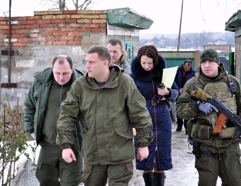 Глава ДНР вручил первой семье в Иловайске ключи от дома, построенного взамен разрушенного в боях Глава ДНР вручил первой семье в Иловайске ключи от дома, построенного взамен разрушенного в боях