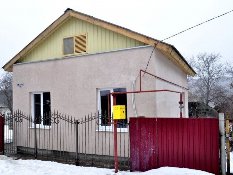 Глава ДНР вручил первой семье в Иловайске ключи от дома, построенного взамен разрушенного в боях Глава ДНР вручил первой семье в Иловайске ключи от дома, построенного взамен разрушенного в боях