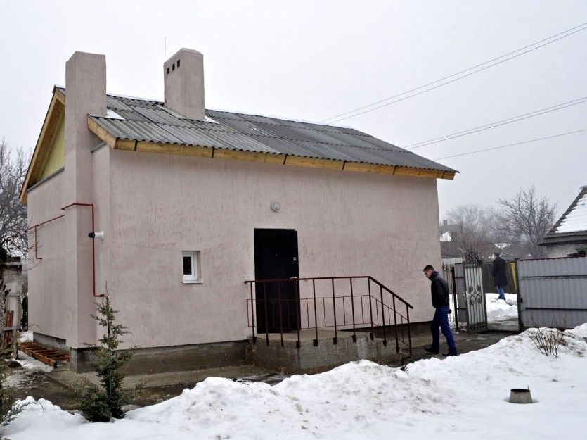 Глава ДНР вручил первой семье в Иловайске ключи от дома, построенного взамен разрушенного в боях Глава ДНР вручил первой семье в Иловайске ключи от дома, построенного взамен разрушенного в боях