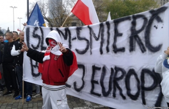 Польшу прогибают под мигрантов