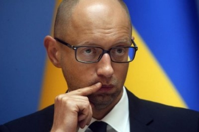 Яценюк упал в обморок получив платежку за газ Яценюк упал в обморок получив платежку за газ