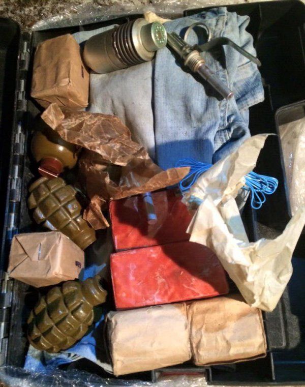 В Киеве задержали дезертира с арсеналом оружия В Киеве задержали дезертира с арсеналом оружия