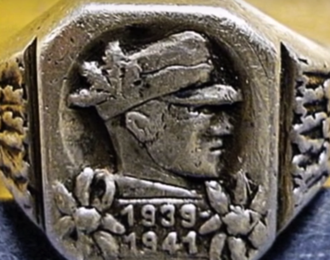 В России обнаружили черепа пришельцев и сундук с эмблемой «Аненербе» В России обнаружили черепа пришельцев и сундук с эмблемой «Аненербе»