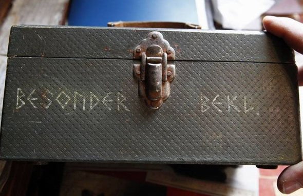 В России обнаружили черепа пришельцев и сундук с эмблемой «Аненербе» В России обнаружили черепа пришельцев и сундук с эмблемой «Аненербе»