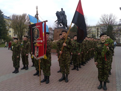 На Львовщине правосеки напали на дом бизнесмена, связали, и целую ночь пытали его родственника На Львовщине правосеки напали на дом бизнесмена, связали, и целую ночь пытали его родственника