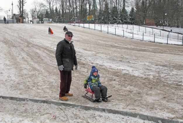 Народную горку Калининграда засыпали песком, чтобы дети катались на платной Народную горку Калининграда засыпали песком, чтобы дети катались на платной