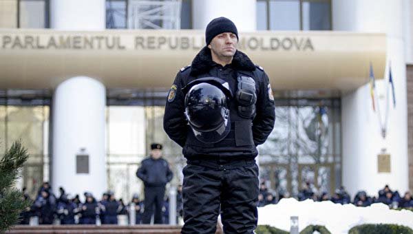 Протестующие пытаются прорваться в здание парламента Молдавии Протестующие пытаются прорваться в здание парламента Молдавии