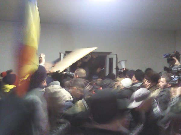 В Молдавии протестующие штурмуют здание парламента, разоружают полицейских В Молдавии протестующие штурмуют здание парламента, разоружают полицейских