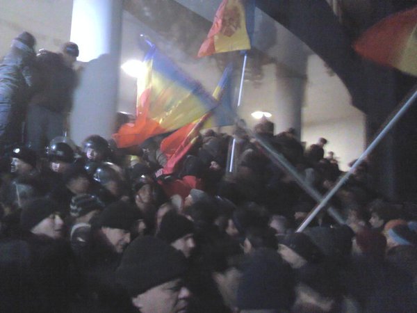 В Молдавии протестующие штурмуют здание парламента, разоружают полицейских В Молдавии протестующие штурмуют здание парламента, разоружают полицейских