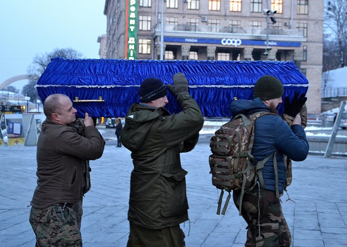 По центру Киева опять гроб носили По центру Киева опять гроб носили