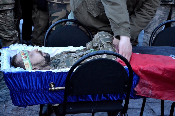 По центру Киева опять гроб носили По центру Киева опять гроб носили