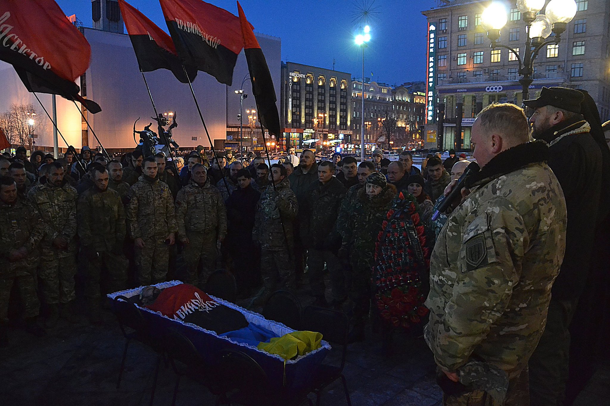 По центру Киева опять гроб носили По центру Киева опять гроб носили