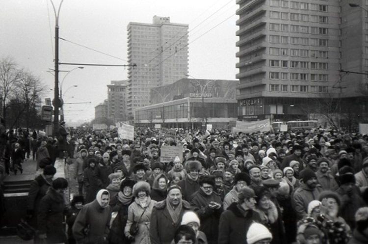 Как толпа хоронила СССР, хроника в фото. Как толпа хоронила СССР, хроника в фото.