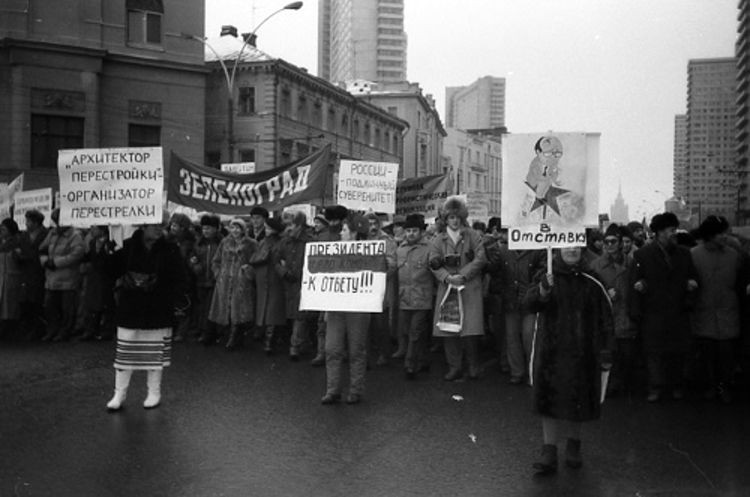 Как толпа хоронила СССР, хроника в фото. Как толпа хоронила СССР, хроника в фото.