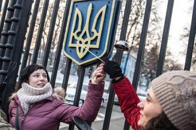 Мы не кухарки! Фурии майдана требуют гранатометы вместо кастрюль  