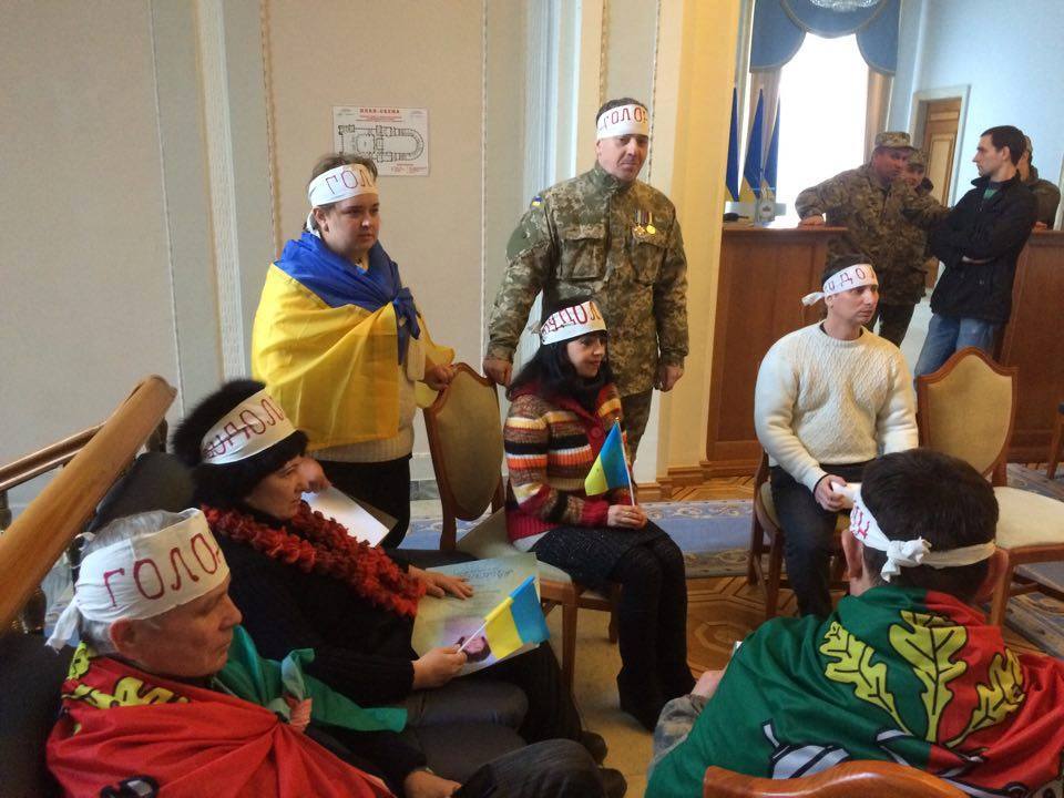 Интернет потешается с жалобного исполнения гимна Украины упоротыми майданщиками Интернет потешается с жалобного исполнения гимна Украины упоротыми майданщиками