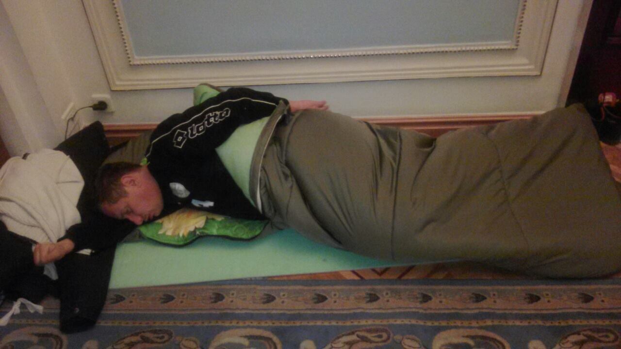 Интернет потешается с жалобного исполнения гимна Украины упоротыми майданщиками Интернет потешается с жалобного исполнения гимна Украины упоротыми майданщиками